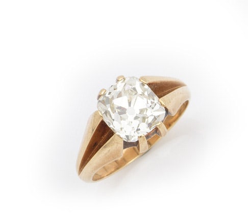 Art Déco Herren-Bandring mit Diamantsolitär: Roségold, 14 ct.; Leicht verlaufende, beidseitig geteilte Ringschiene, zentral besetzt mit einem Altschliffdiamanten von ca. 3,00 ct. (K-M/vs). Minim. Gebrauchsspuren an der Rundiste. Gew. ca. 5,48 g