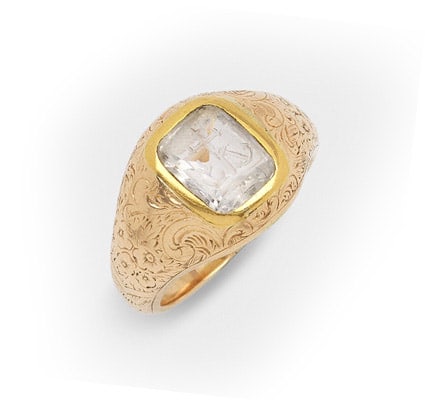 Biedermeier-Siegelring, Bergkristall mit Gravur der Devise: "Glaube, Liebe, Hoffnung" Roségold, 14 ct.; Verlaufende Bandringschiene mit floraler Gravur, zentral eingesetzter Bergkristall im Tafelschliff. Gew. ca. 5,06 g. Biedermeier signet ring set with a roc