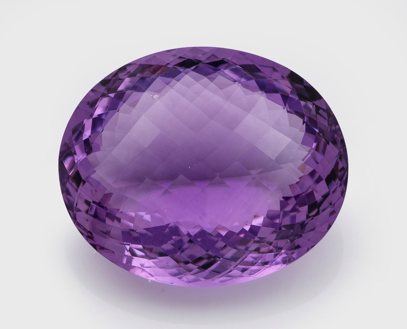 Großer Amethyst: Ungefasst. Fliederfarbener, ovaler Amethyst im Briolettschliff von ca. 72,60 ct.; Gew. ca. 8,25 g. Amethyst approx. 72,60 ct.