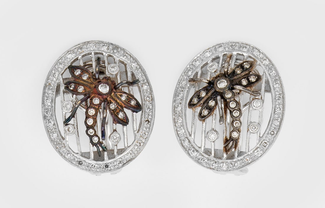 Paar charmante Diamant-Ohrclips: Weißgold, gest. 18 ct.; Medallionförmige, gitterartig durchbrochene Clips, akzentuiert durch applizierte Libellen mit Diamantbesatz. Ges.-Gew. ca. 9,48 g. Pair of earclips set with small diamonds, i