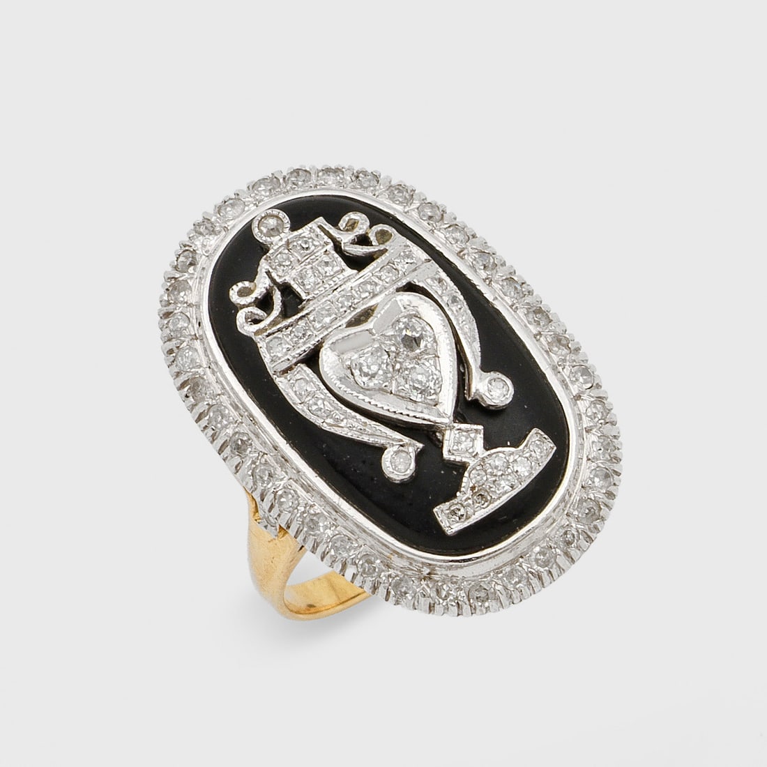 Memorial-Ring im viktorianischen Stil: Gelbgold, teilw. mit Weißgold, verbödet, gest. 750. Ovaler, medaillonförmiger Ringkopf besetzt mit schwarzem Onyx-Cabochon und applizierter Amphorenvase mit Diamantbesatz. Gew. ca. 9,66 g.