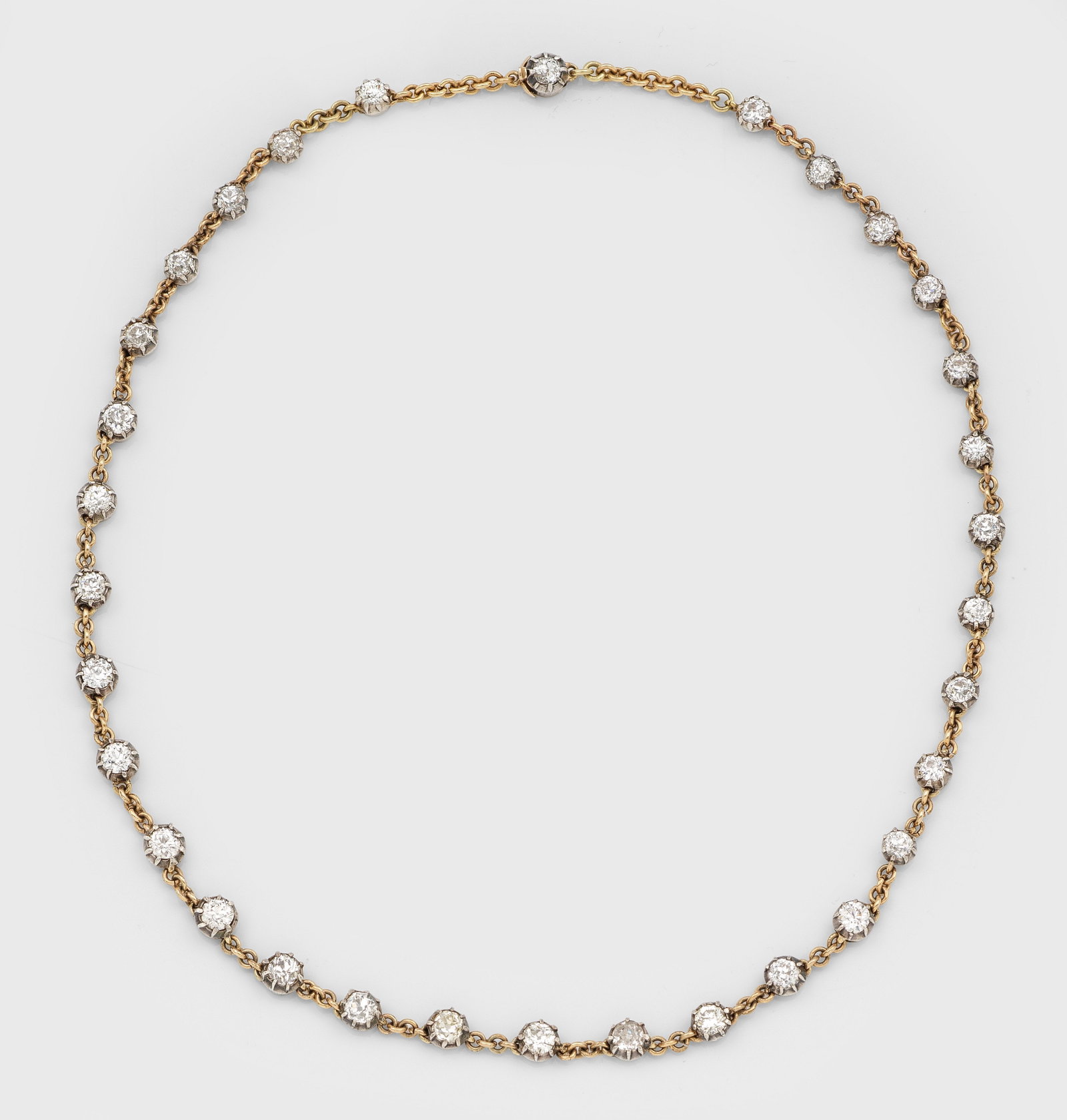 Viktorianisches Diamant-Collier: Gelbgold, 14 ct. und Silber. Schauseitig besetzt mit Diamantrosen von zus. ca. 10 ct. in sog. Kronenfassung, unterteilt durch feine Erbsenglieder. Gew. ca.16,27 g. Victorian necklace set with
