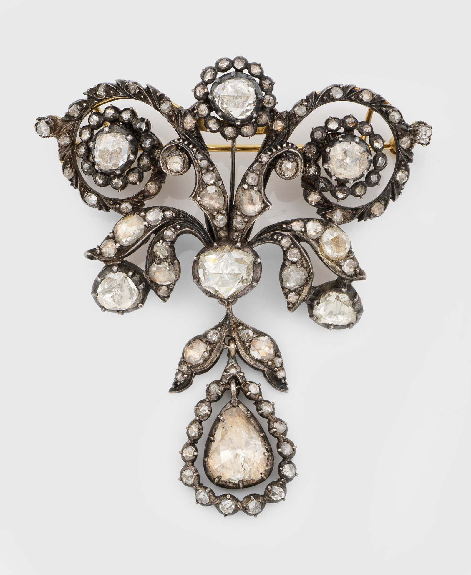 Prachtvolle Belle Epoque Guirlande-Diamant-Brosche: Silber, teilw. vergoldet. Schauseitig besetzt mit Diamantrosen und -Tropfen von zus. ca. 6,00 ct.; Gew. ca. 21,27 g. Brooch set with diamonds approx. 6,00 ct., in silver.