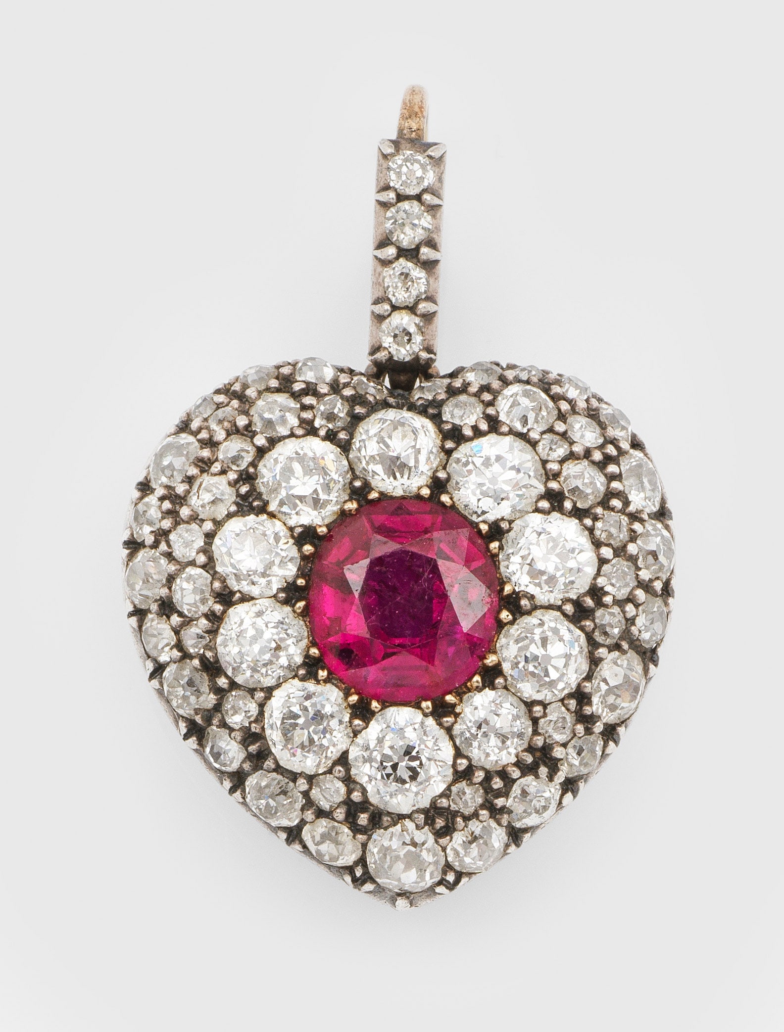 Viktorianischer Diamant-Medaillon-Anänger mit Rubin: Roségold, 14 ct. und Silber. Leicht bombierter, aufklappbarer Herz-Anhänger, zentral besetzt mit fromboisefarbenem Rubin von ca. 2,00 ct., ausgefasst mit Altschliffdiamanten von zus. ca. 2,00 ct.;