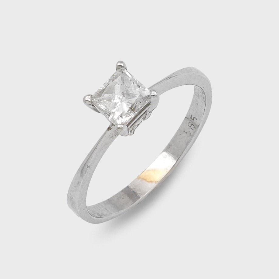 Klassischer Diamant-Solitärring: Weißgold, gest. 585. Zentral besetzt mit einem Diamanten von ca. 1,00 ct. (I-J/si-i) im Prinzesscut. Gew. ca. 2,31 g. Ring set with a diamond approx. 1,00 ct. (I-J/si-i), in 14 k white gold.