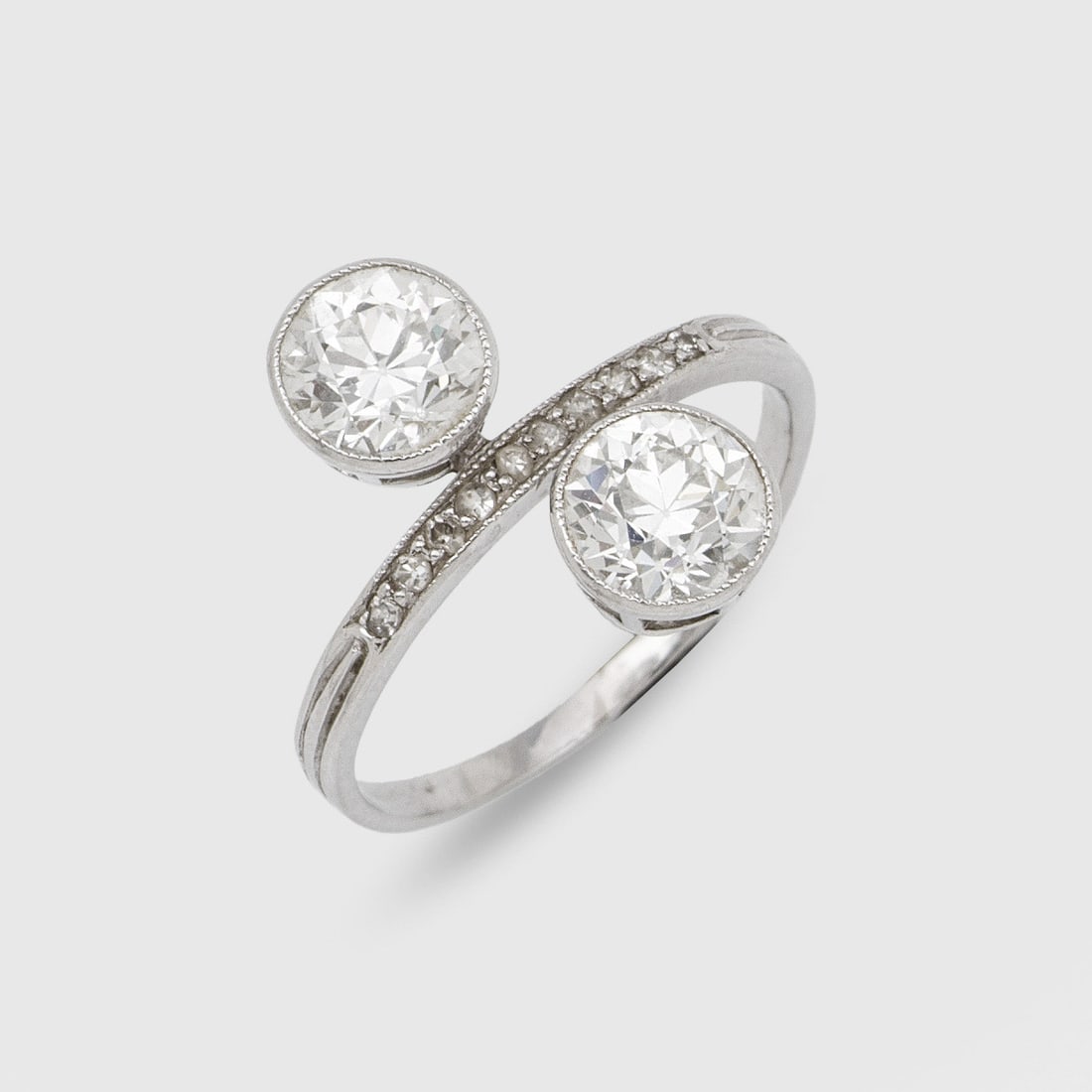 Jugendstil Toi & Moi-Diamantring: Platin. Leicht versetzt besetzt mit 2 Altschliffdiamanten von zus. ca. 1,50 ct.; Gew. ca. 3,34 g. Art Nouveau ring set with 2 diamonds approx. 1,50 ct., in platinum.