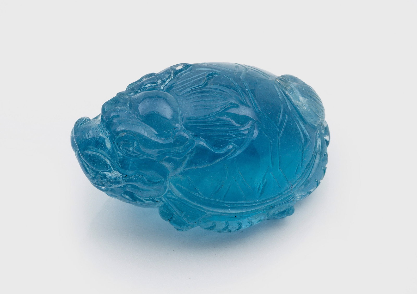 Aquamarin-"Drachen"-Handschmeichler: sog. "Netsuke". Als Glücksbringende Drachenfigur modellierter Aquamarin ca. 136 ct.; Gew. ca. 21,42 g. Aquamarine netzuke gem carving dragon approx. 136 ct.