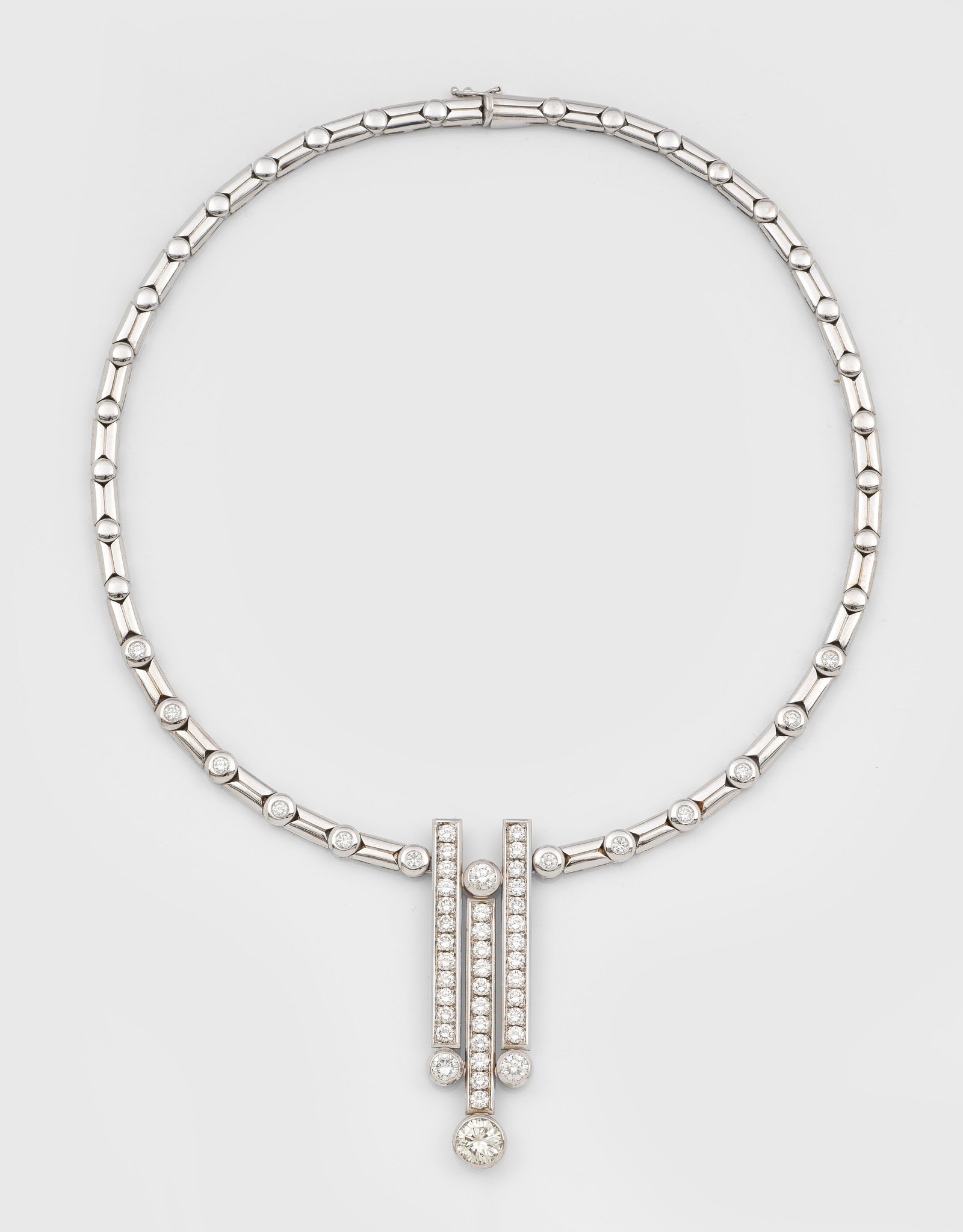 Extravagantes Brillant-Collier aus den 1980er Jahren: Weißgold, gest. 750. Schauseitig ausgefasst mit Brillanten von zus. ca. 7,10 ct. (G-H/vvs-vs). Gew. ca. 73,83 g. Necklace set with diamonds approx. 7,10 ct. (G-H/vvs-vs), in 18 k white gold.