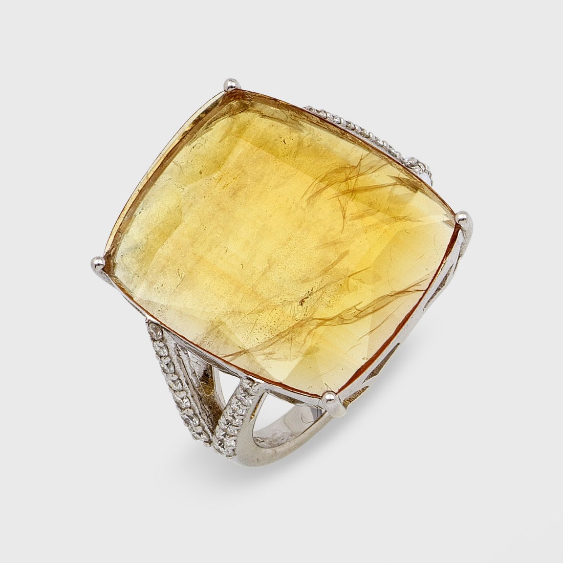Großer gelber Saphirring: Weißgold, gest. 750. Zentral besetzt mit einem natürlichen, unbehandelten, gelben Saphir von ca. 8,86 ct., flankiert von Diamanten von zus. ca. 0,36 ct.; Gew. ca. 6,53 g. Beiliegend Expertise. Ring 