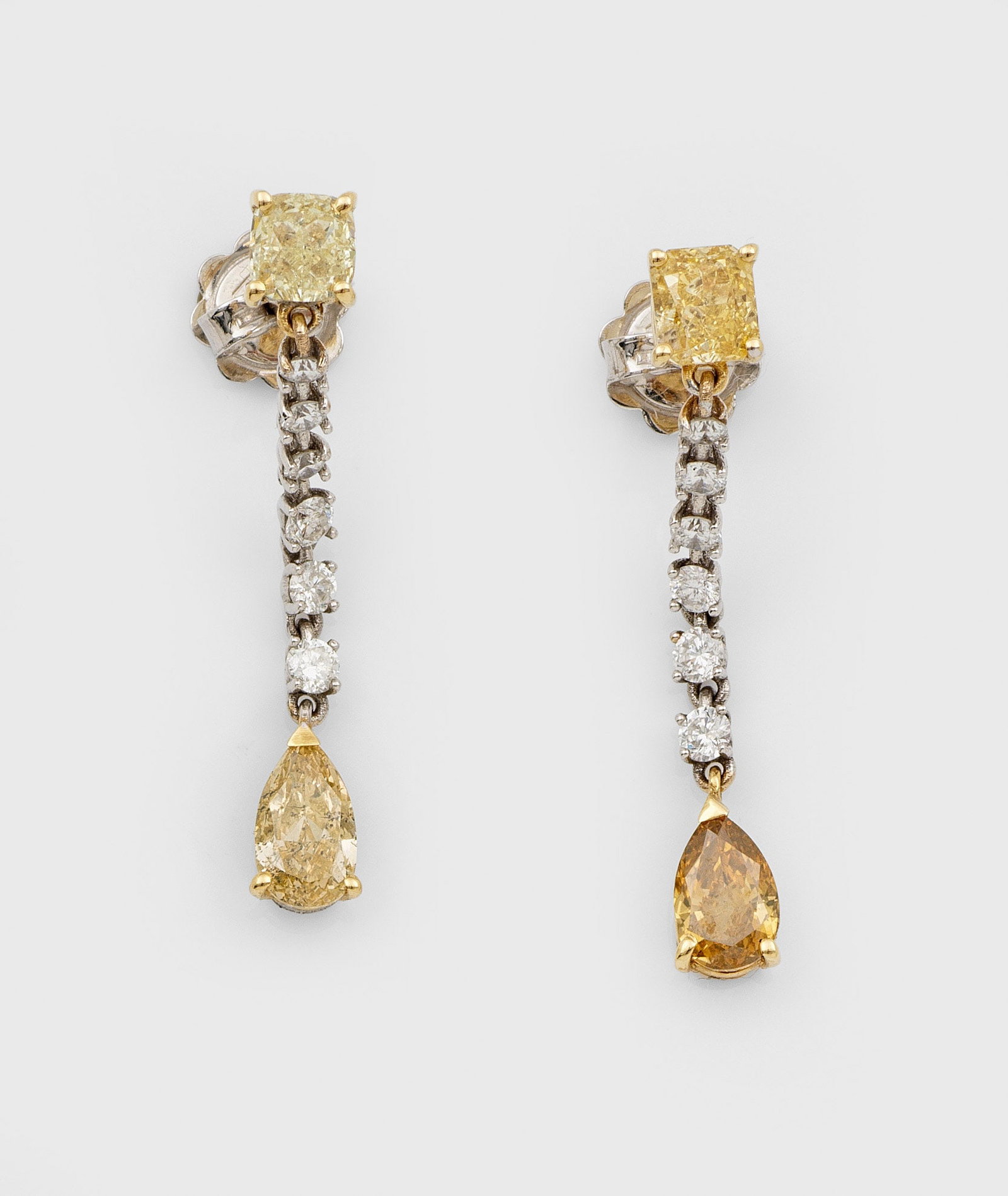 Paar elegante Fancy Diamant-Ohrgehänge: Weißgold, gest. 750. Schauseitig besetzt mit Fancy Orange Yellow- und Fancy Light Yellow-Diamanten sowie kleinen weißen Brillanten von zus. ca. 2,80 ct.; Ges.-Gew. ca. 3,69 g. Beiliegend Expertise. 