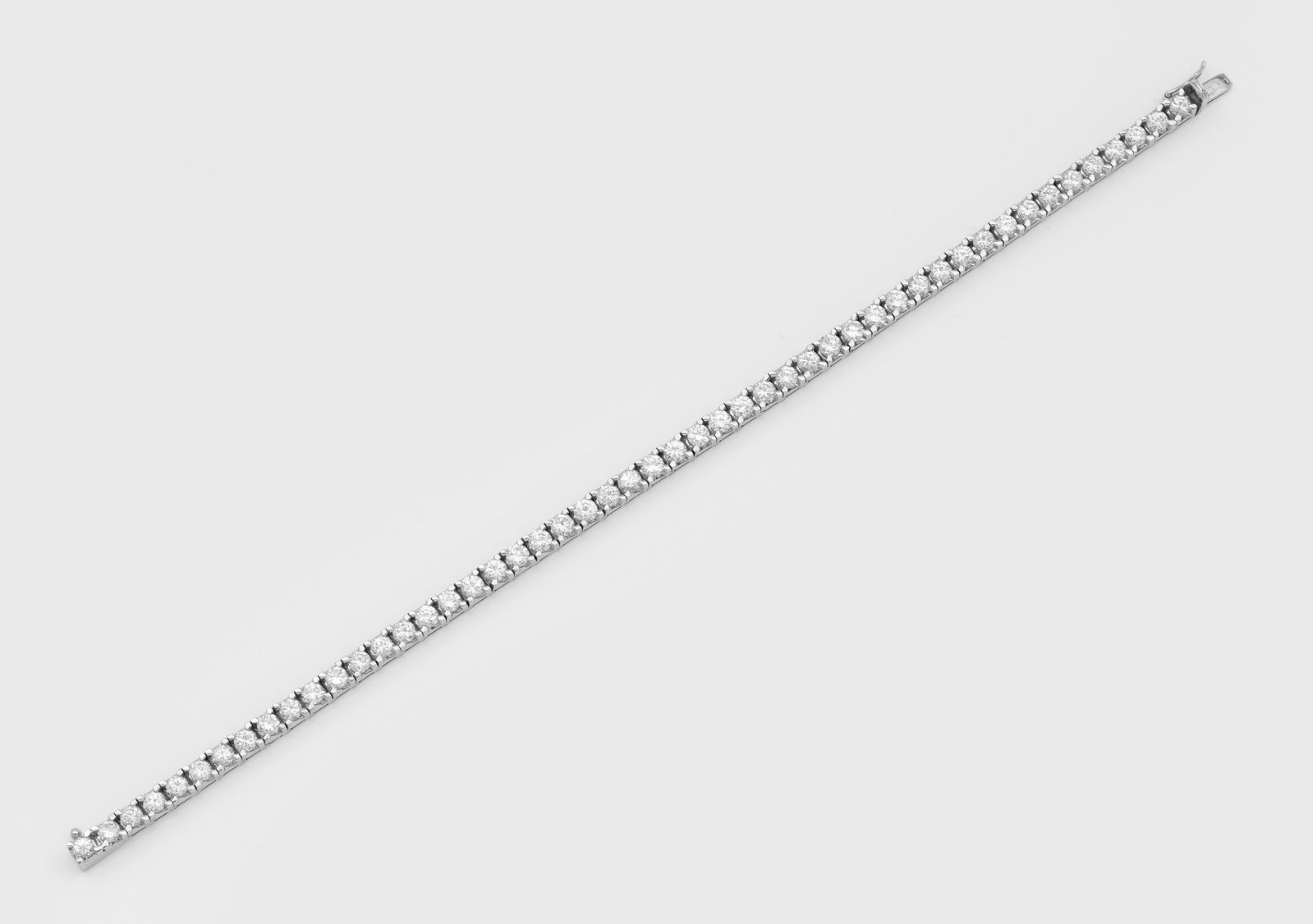 Klassisches Rivière-Brillant-Armband: Weißgold, gest. 750. Linear besetzt mit Brillanten von zus. ca. 5,50 ct. (G-H/vvs-vs). Gew. ca. 10,71 g. Bracelet set with diamonds approx. 5,50 ct. (G-H/vvs-vs), in 18 k white gold.