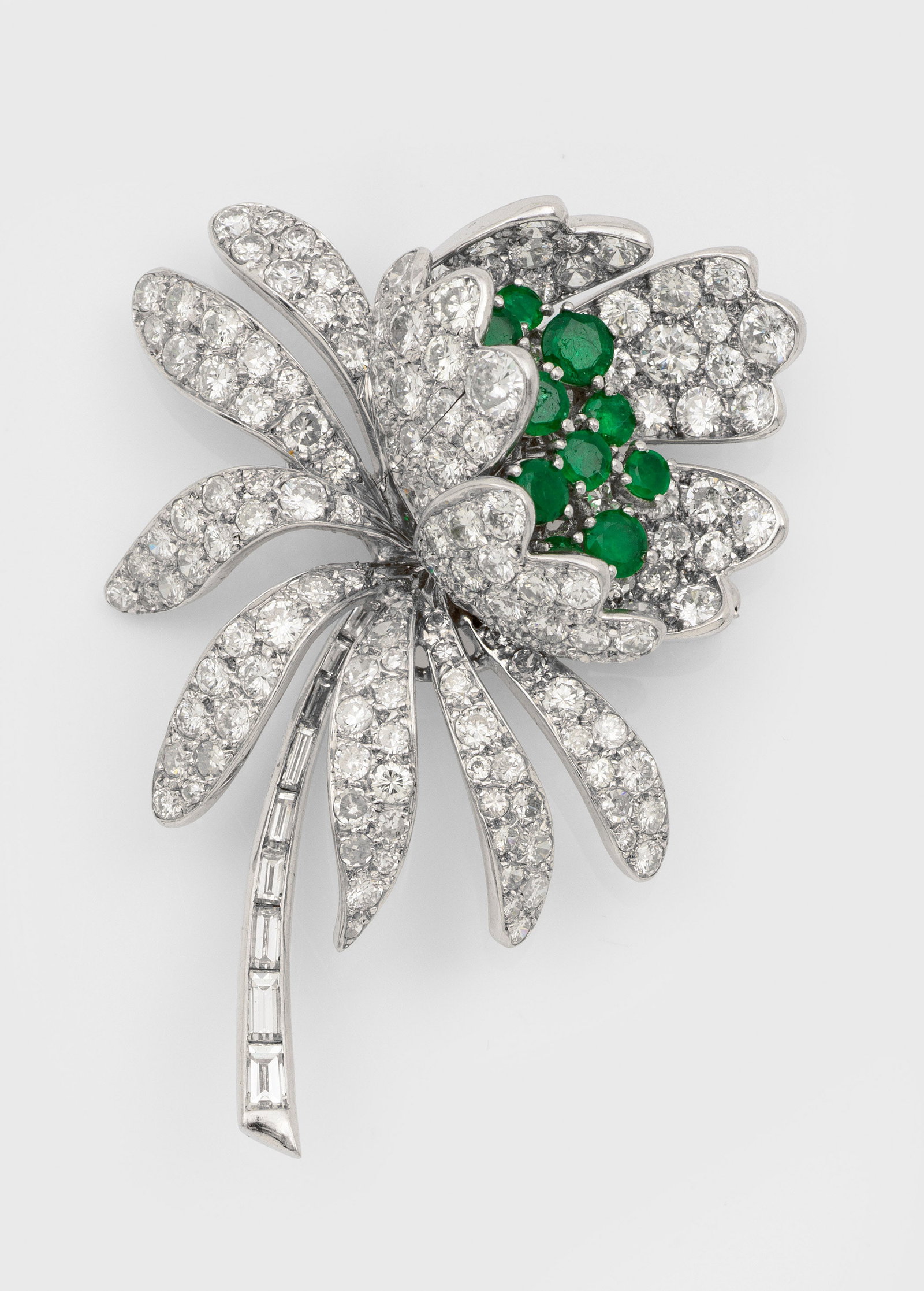 Üppige Diamant-Blütenbrosche mit Smaragden: Platin, gest. Plat.; Ausgefasst mit Diamant-Baguetten, Brillanten und Diamanten von zus. ca. 3,30 ct. (H-J/vs-si), akzentuiert durch grasgrüne Smaragde von zus. ca. 0,60 ct.; Gew. ca. 16,10 g. Brooch