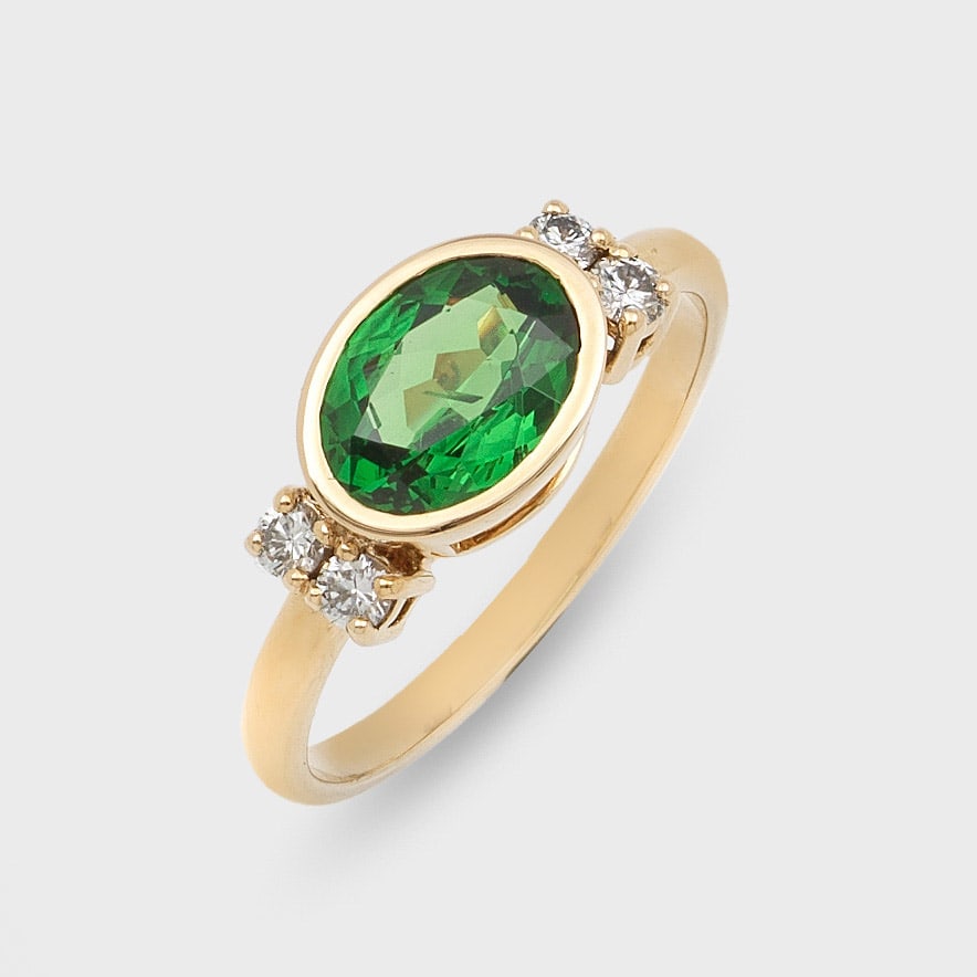 Feiner Peridot-Brillantring: Gelbgold, gest. 585. Zentral besetzt mit einem Peridot von ca. 2,70 ct., flankiert von 4 Brillanten von zus. ca. 0,20 ct.; Gew. ca. 2,78 g. Ring set with a peridot approx. 2,70 ct. and diamonds approx