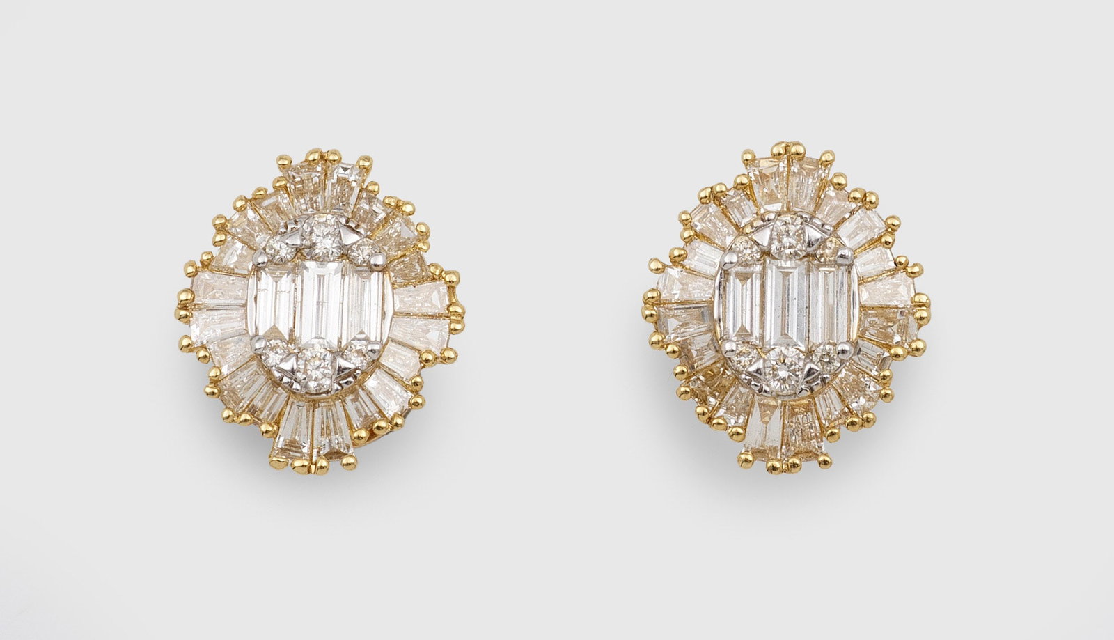 Paar elegante Diamant-Ohrringe im Stil von Harry Winston: Gelbgold, gest. 750. Schauseitig ausgefasst mit Brillanten und Diamantbaguetten von zus. ca. 1,16 ct. (G-H/vs). Ges.-Gew. ca. 3,21 g. Pair of earrings set with diamonds approx. 1,16 ct. (G-H/vs), in 1