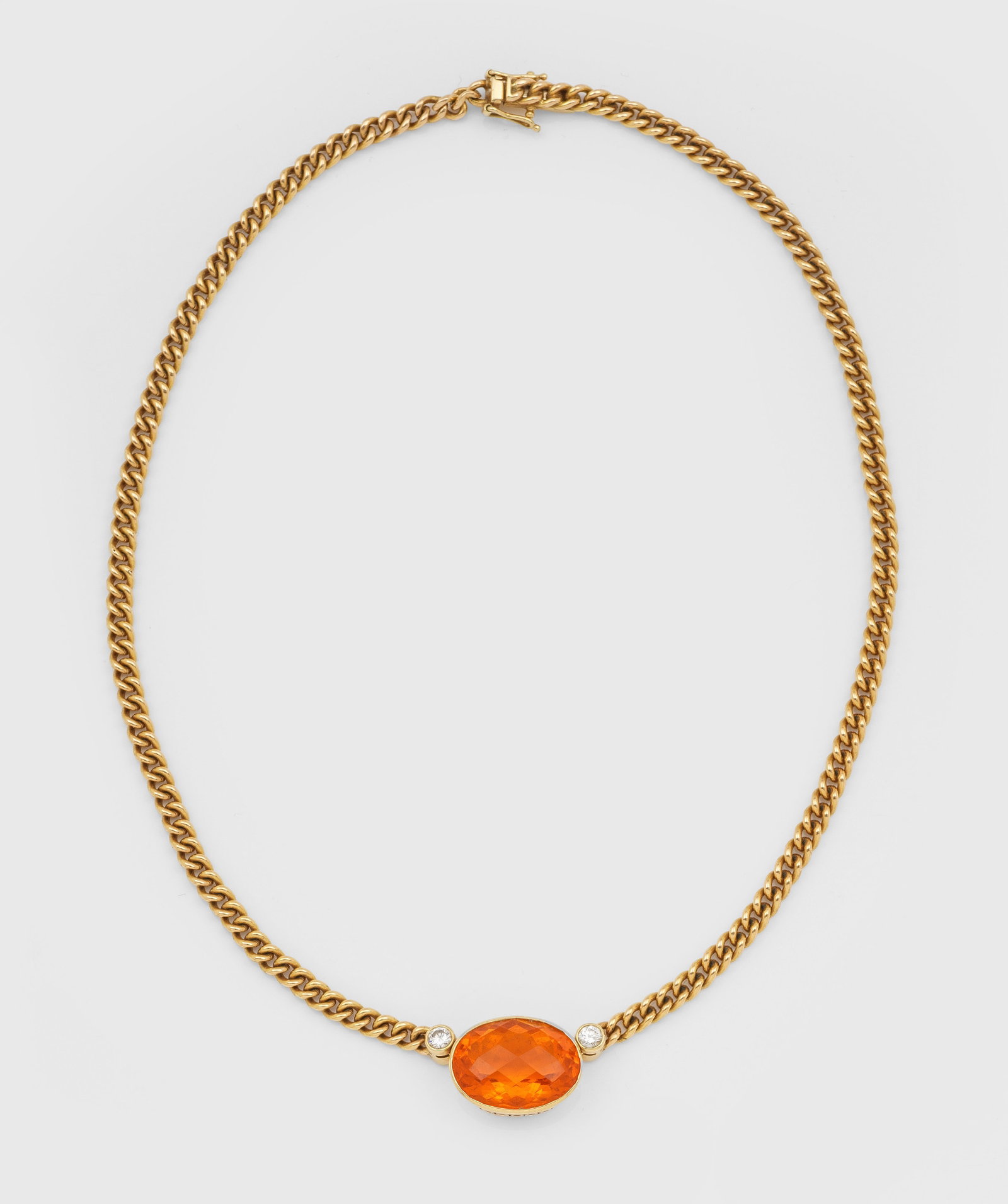Klassisches Panzer-Collier mit Feueropal von Mahlberg: Gelbgold, gest. 750. Panzerkette, zentral besetzt mit einem orangefarbenem Feueropal von ca. 19 mm x 13 mm im Briolettschliff, flankiert von 2 Brillanten von zus. ca. 0,40 ct. (H/vs). Herstellerzeiche