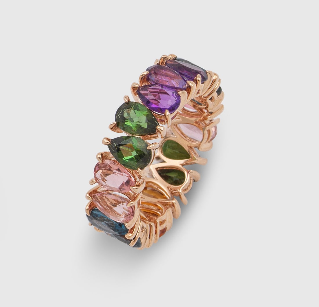 Charmanter Multicolor-Memoryring: Roségold, gest. 750. Umlaufend besetzt mit Peridots, Turmalinen, Topasen und Amethysten von zus. ca. 7,28 ct. in Pendeloqueschliff. Gew. ca.5,20 g. Multicolour ring set with tourmalines, peridots, am