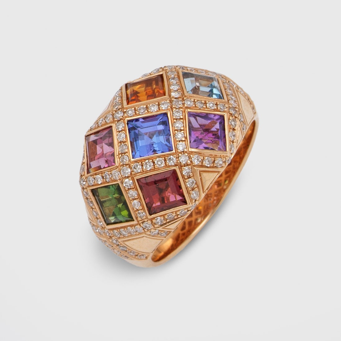 Dekorativer Multicolor-Cocktailring: Roségold, gest. 750. Stark bombierte Ringschiene besetzt mit Tourmalinen, Tansaniten, Peridot, Amethyst und Topas von zus. ca. 2,66 ct. im Carréeschliff, akzentuiert durch Diamanten von zus. ca. 0,5