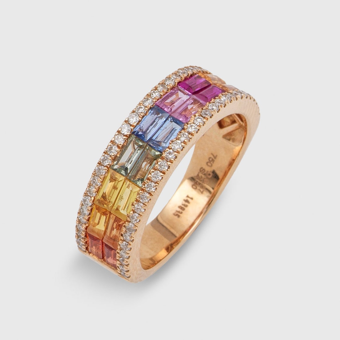 Feiner Multicolor-Saphir-Bandring: Roségold, gest. 750. Linear besetzt mit farbigen Saphiren in sog. Regenbogenskala von zus. ca. 2,30 ct., entouriert von Diamanten von zus. ca. 0,37 ct. (G/vs). Gew. ca. 6,54 g. Ring set with multicol