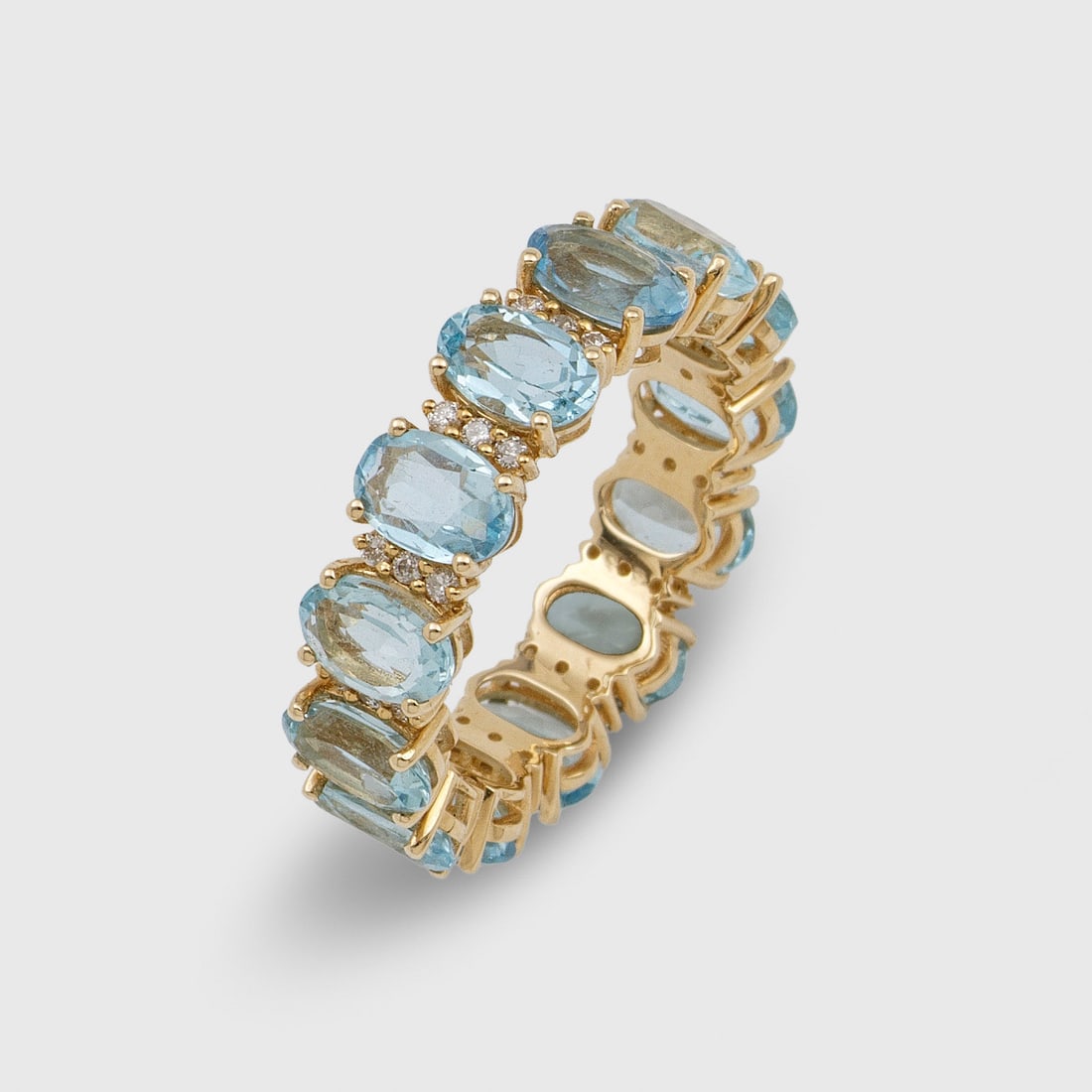 Memory-Aquamarinring: Gelbgold, gest. 14 ct.; Umlaufend besetzt mit himmelblauen Aquamarinen von zus. ca. 5,55 ct., unterteilt durch Diamanten von zus. 0,29ct. (F/vsi). Gew. ca. 4,02 g. Memory ring set with sky blue aquama