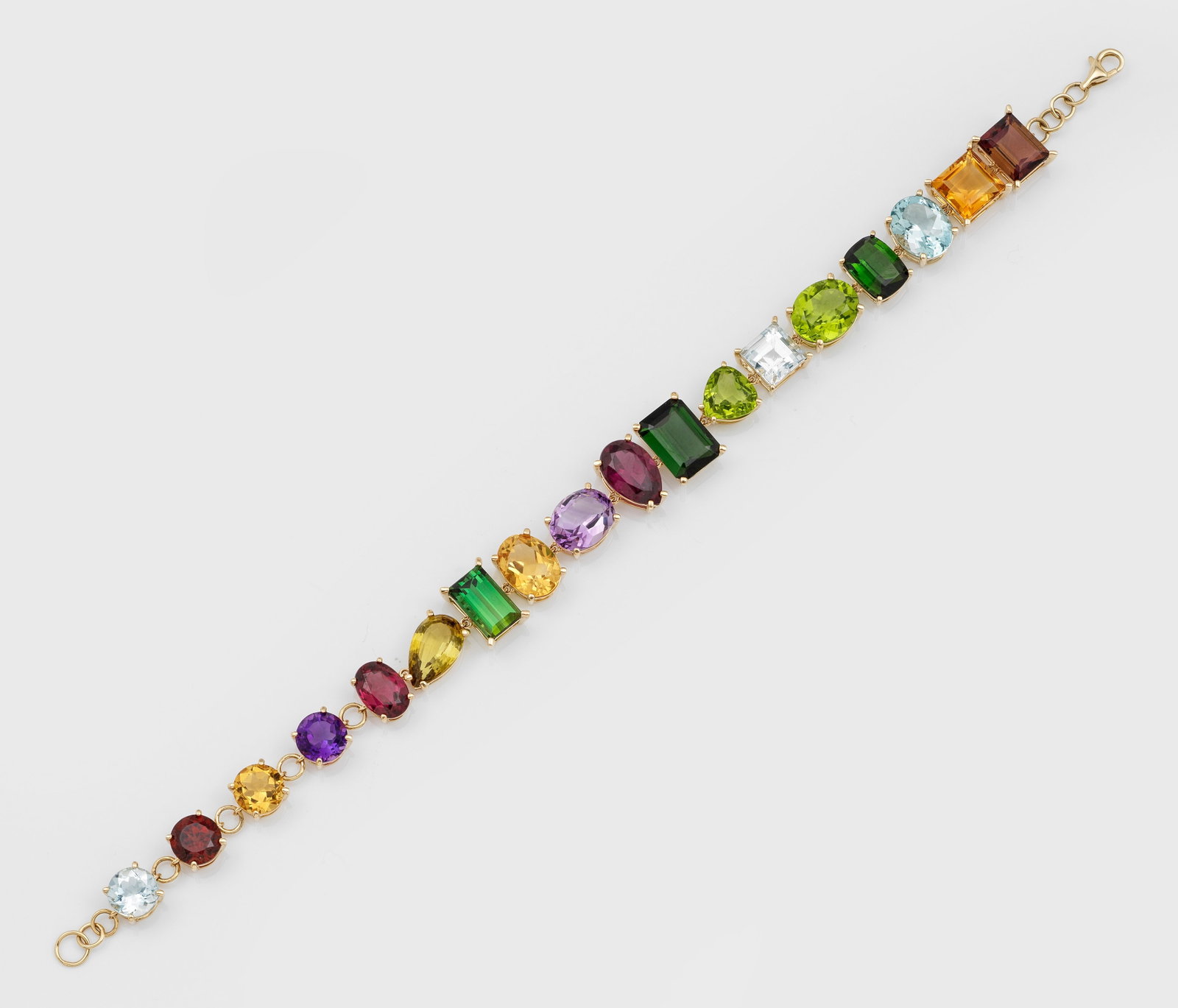 Harlekin-Armband: Roségold, gest. 14 ct.; Schauseitig besetzt mit Saphiren, Citrinen, Aquamarinen, Turmalinen und Rhodoliten von zus. ca. 54 ct.; Gew. ca. 23,93 g. Bracelet set with peridots, tourmalines, rhodolites, 
