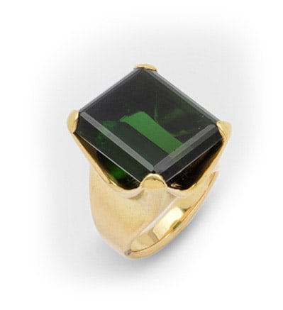Turmalinring der 1950er Jahre: Gelbgold, gest. 750. Zentral besetzt mit einem petrolgrünen Turmalin von ca. 19 mm x 16 mm im Tafelschliff. Gew. ca. 17,49 g. Sehr schöne Goldschmiedeausführung. Ring set with a bottle green tourma
