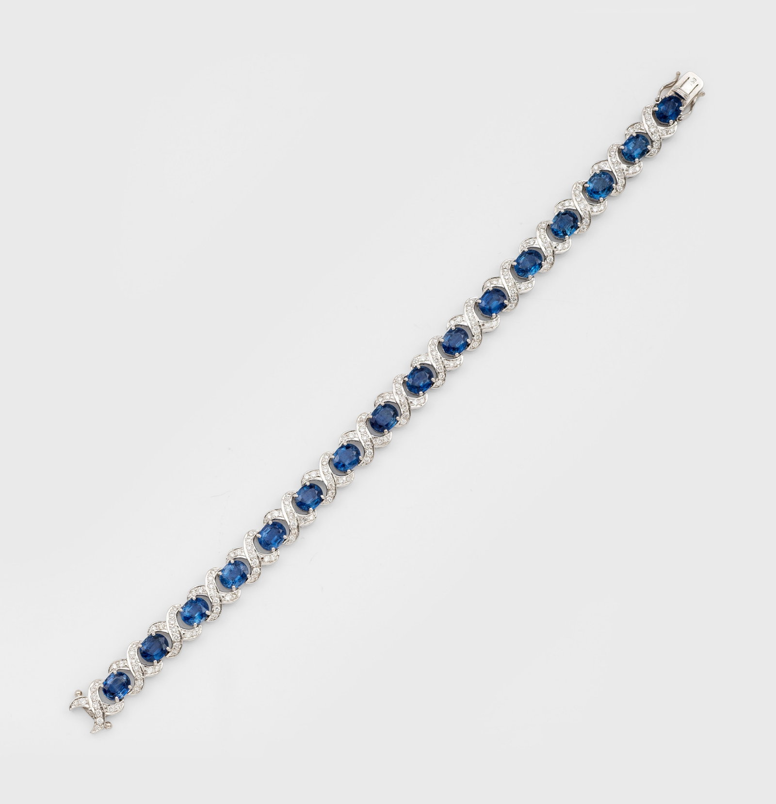 Klassisches Saphir-Brillant-Armband: Weißgold, gest. 750. Linear besetzt mit nahezu kornblumenblauen Saphiren zus. ca. 16,58 ct., wellenartig umrahmt durch Brillanten zus. ca. 2,23 ct.; Gew. ca. 14,45 g. Bracelet set with sapphires