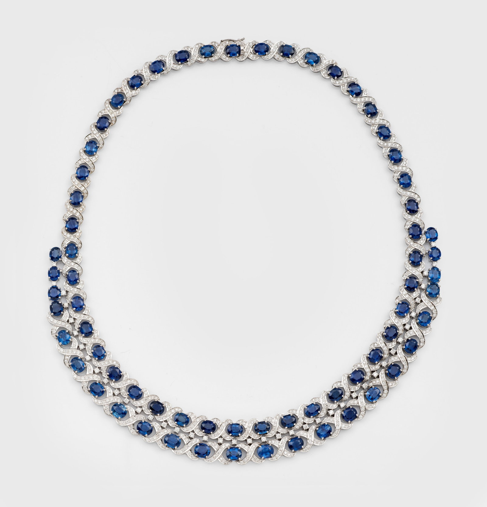 Ceylon-Saphir-Brillant-Collier im eleganten Juwelenstil: Weißgold, gest. 750. Schauseitig ausgefasst mit nahezu kornblumenblauen Saphiren von zus. ca. 55,88 ct und Brillanten von zus. ca. 8,11 ct. (G-H/vs-si). Gew. ca. 90,07 g. Necklace set with nearly