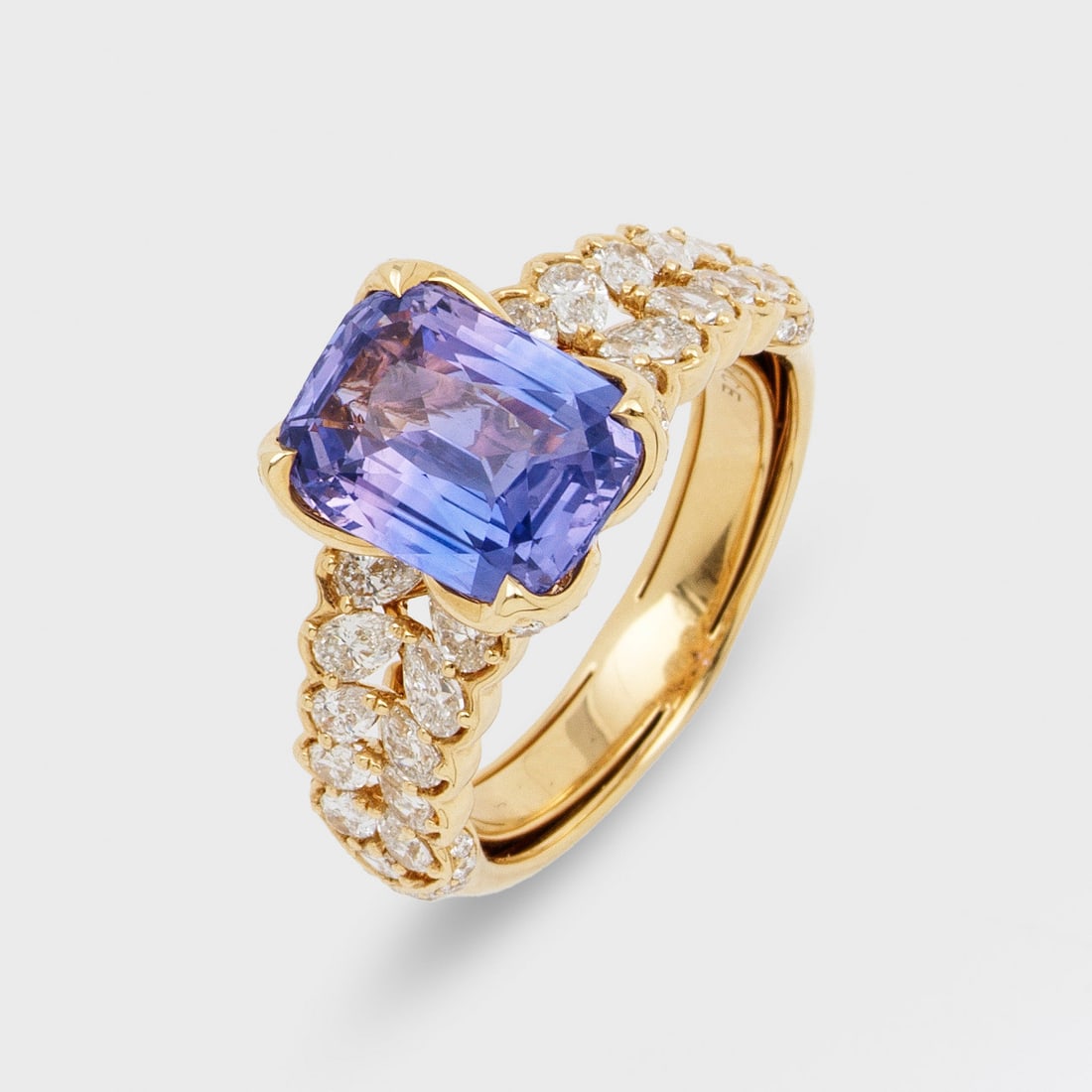 Hochfeiner Bi-Color Ceylon-Saphir-Diamantring: aus dem Atelier Kat Florence, Bangkok Gelbgold, gest. 18 ct.; Zentral besetzt mit einem unbehandelten Blue Violet-"Lavendel"-Saphir von ca. 4,51 ct. im Cushioncut, flankiert von stilisiertem