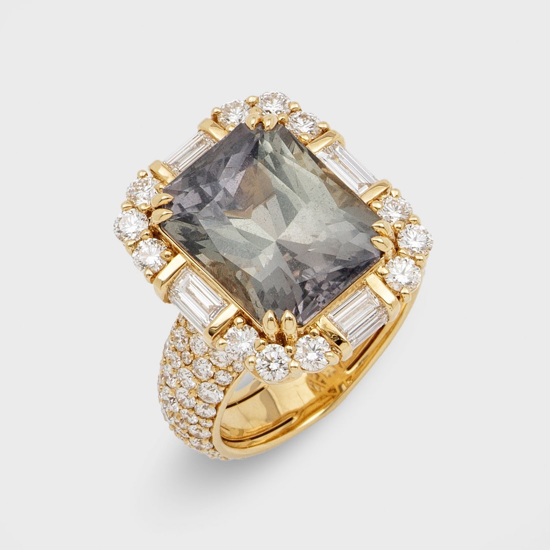Seltener East Africa-"Schiller Green" Saphir-Diamantring: aus dem Atelier Kat Florence, Bangkok Gelbgold, gest. 18 ct.; Zentral besetzt mit einem unbehandelten "Schiller Green"-Saphir von ca. 12,20 ct. im Octogon-Radiantcut, entouriert von Diamant-Baguetten