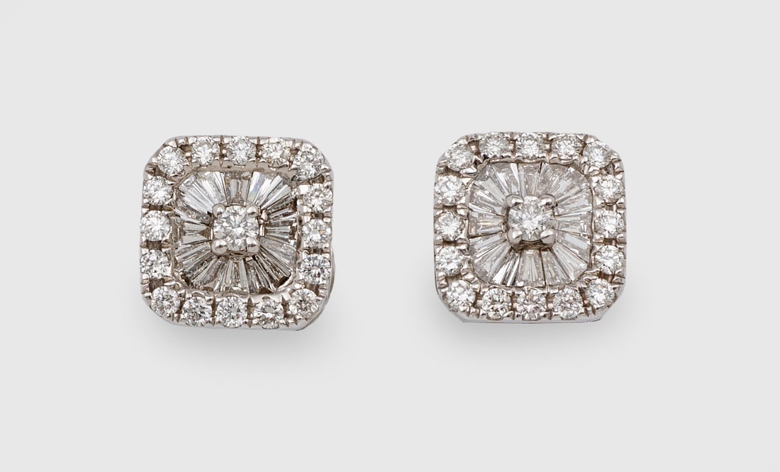 Paar elegante Diamant-Ohrringe: Weißgold, gest. 750. Schauseitig besetzt mit Diamanten von zus. ca. 0,66 ct. (G/vs). Ges.-Gew. ca. 2,70 g. Pair of earrings set with diamonds approx. 0,66 ct. (G/vs), in 18 k white gold.