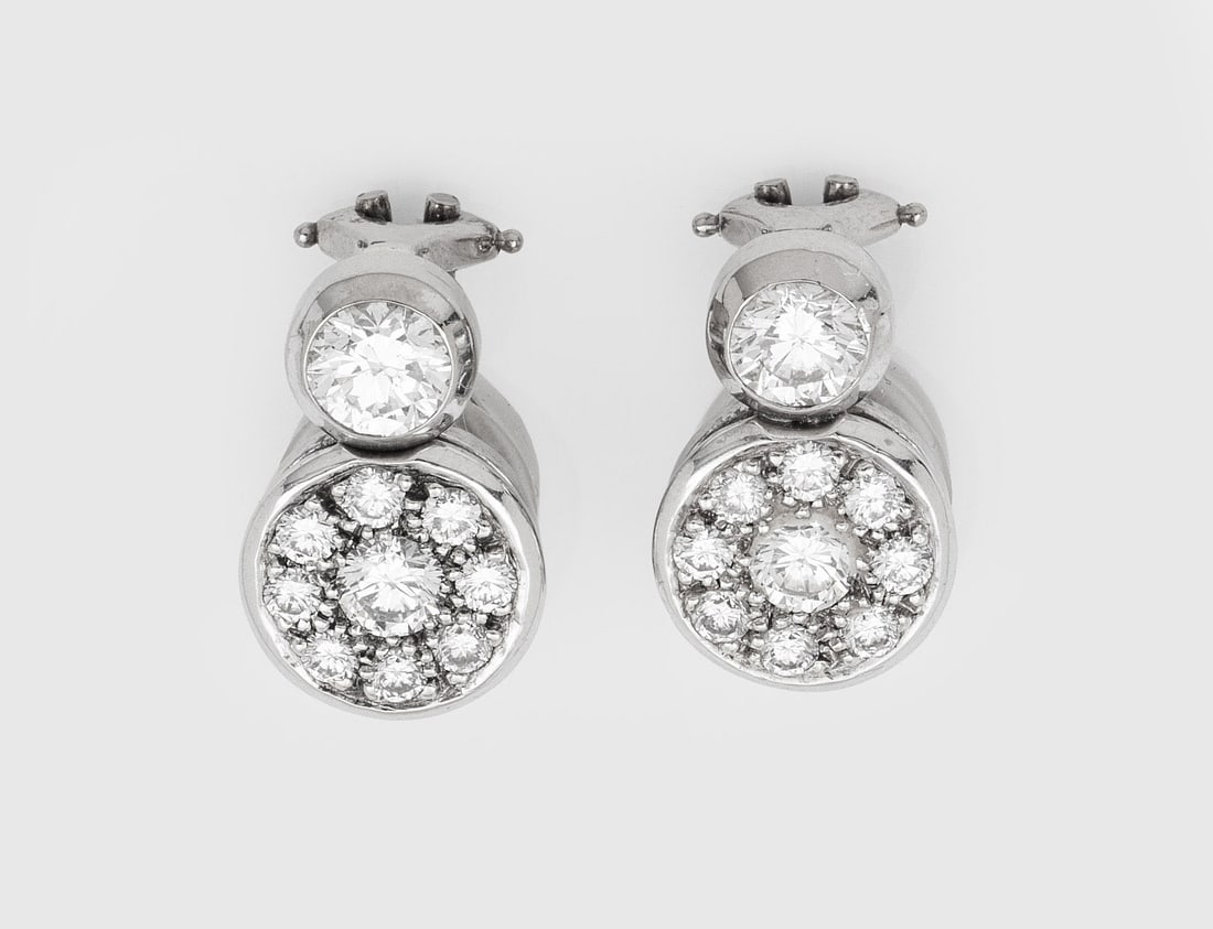 Paar sportlich elegante Brillant-Ohrclips: Weißgold, 18 ct.; Schauseitig besetzt mit Brillanten von zus. ca. 1,70 ct. (F-G/vvs-vs). Ges.-Gew. 7,65 g. Pair of earrings set with diamonds approx. 1,70 ct. (F-G/vvs-vs), in 18 k white gold.