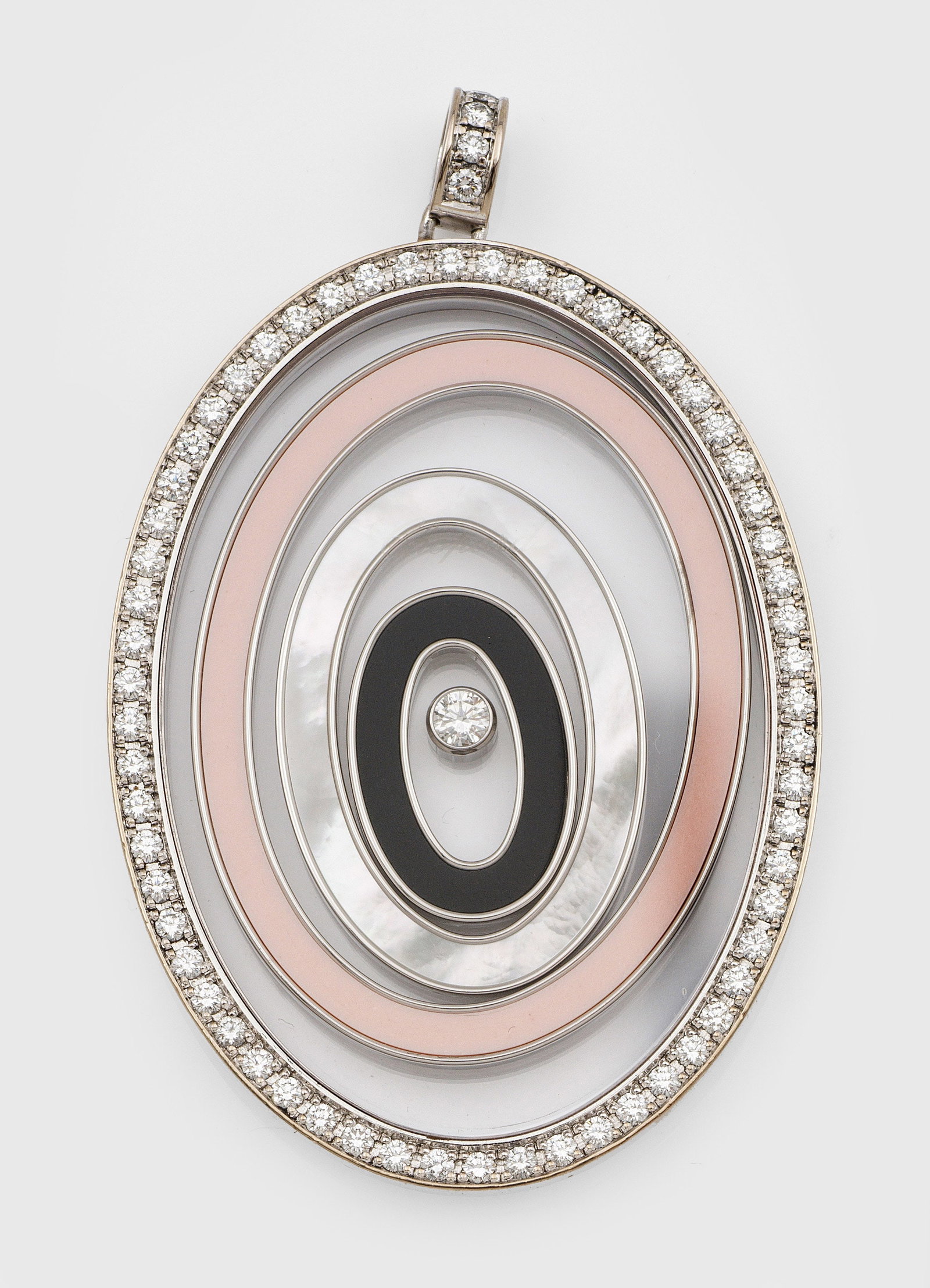 Anhänger von Chopard-"Happy Spirit": Weißgold, gest. 750. Ovaler, verglaster Anhänger mit 3 beweglichen Reifen aus Onyx, rosafarbener Koralle und Perlmutter, ausgefasst mit Brillanten von zus. 1,95 ct. (F-G/vvs). Herstellerzeichen,