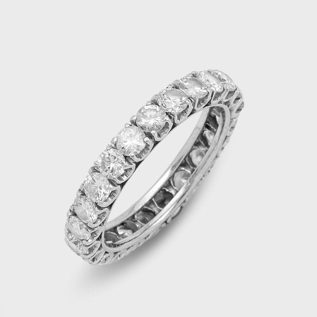Klassischer Memory-Brillantring: Weißgold, 18 ct.; Umlaufend besetzt mit Brillanten von zus. ca. 2,80 ct.; Gew. ca. 4,51 g. Memory ring set with diamonds approx. 2,80 ct., in 18 k white gold.