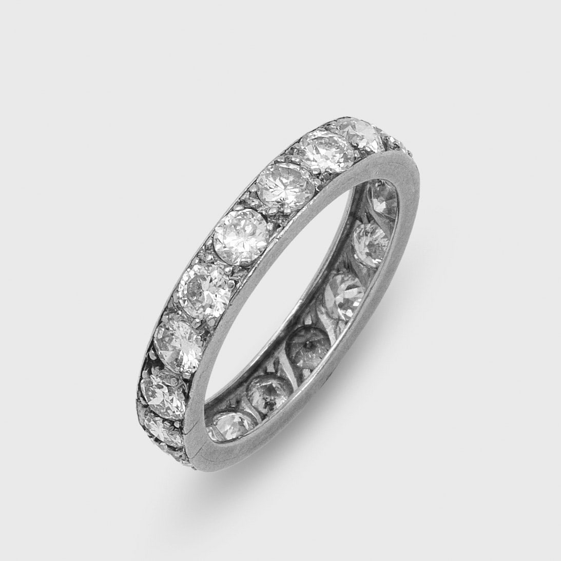 Klassischer Memory-Brillantring: Platin. Umlaufend besetzt mit Brillanten und teilw. Altschliffdiamanten von zus. ca. 2,80 ct. (G-H/I-J/vs-si). Gew. ca. 2,94 g. Ring set with diamonds approx. 2,80 ct. (G-H/I-J/vs-si), in platinum.