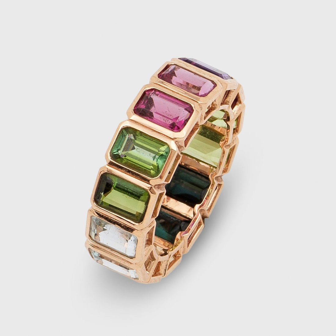 Multicolor Memory-Ring: Roségold, gest. 585. Linear besetzt mit Turmalinen, Imperial-Topasen, Aquamarinen, Rhodolithen, Amethysten und Peridots im Tafelschliff von zus. ca. 8,58 ct.; Gew. ca. 5,58 g. Ring set with tourmalin
