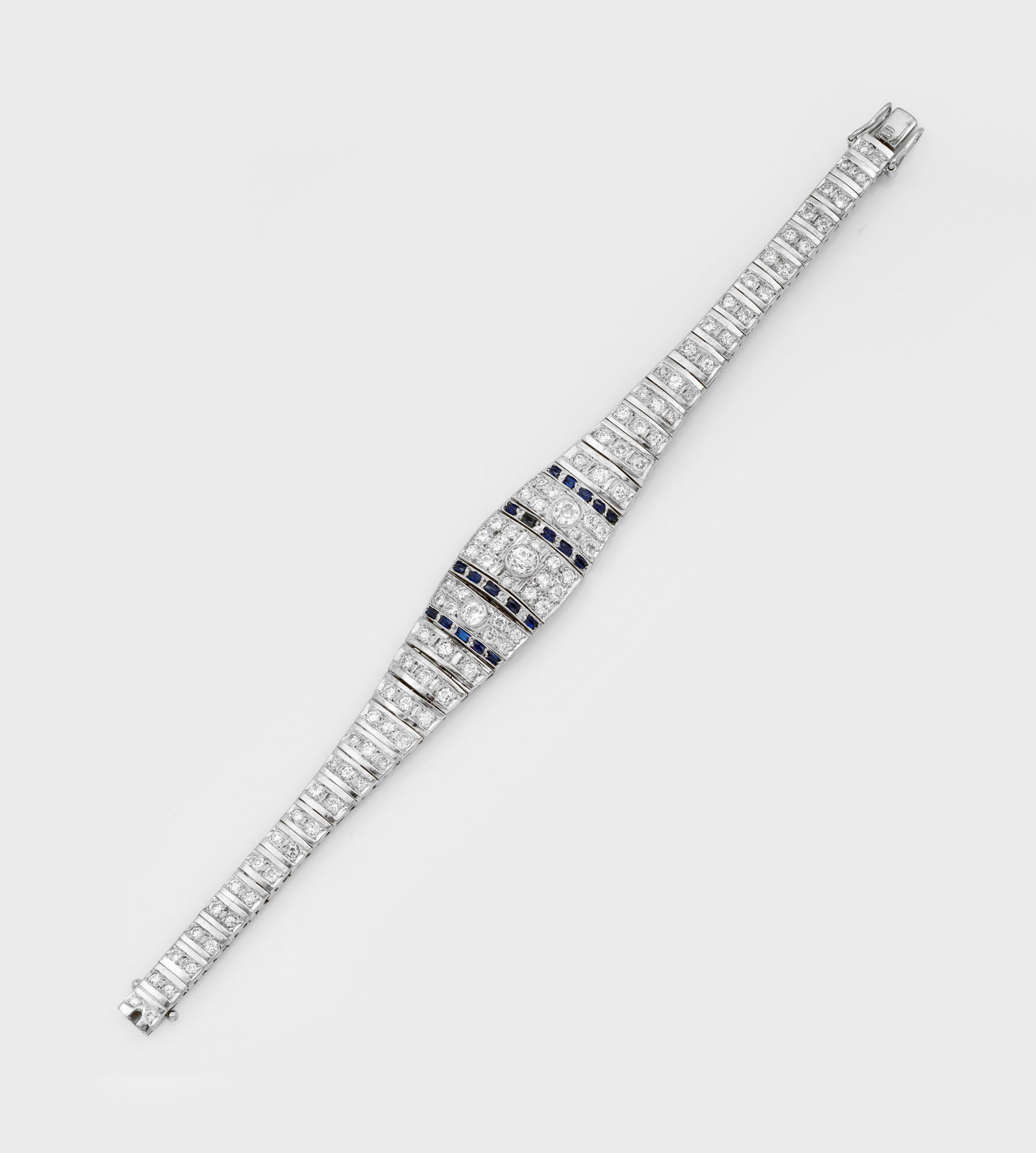 Art Déco Saphir-Diamant-Armband: Weißgold, gest. 585. Schauseitig besetzt mit Altschliffdiamanten von zus. ca. 5,50 ct., akzentuiert durch kleine Saphire. Gew. ca. 41,74 g. Art Deco bracelet set with diamonds approx. 5,50 ct. and