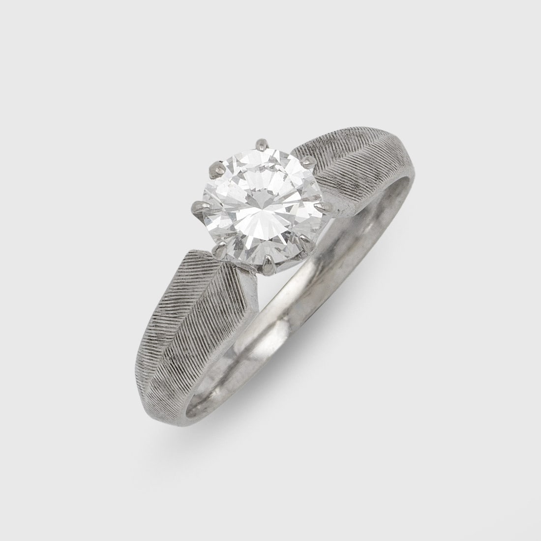 Brillantsolitär-Ring: Weißgold, gest. 333. Zentral besetzt mit einem Brillanten von ca. 0,85 ct. (I/vvs-vs) im sog. Übergangsschliff. Gew. ca. 4,17 g. Ring set with brilliant solitaire approx. 0,85 ct. (I/vvs-vs), in 8
