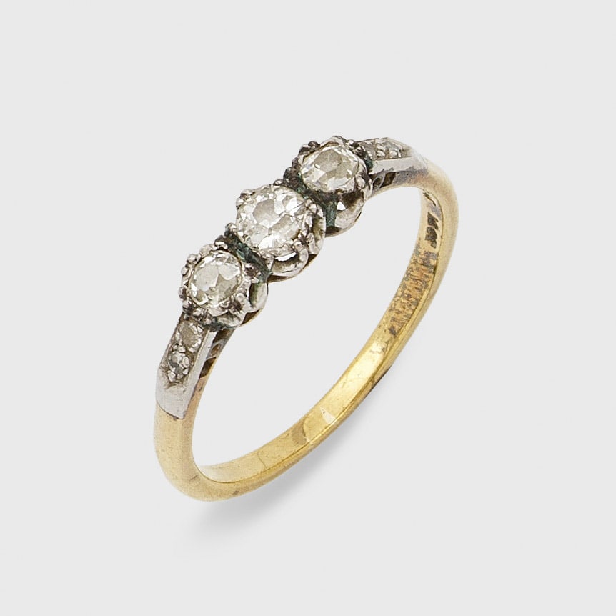 Jugendstil-Diamantring: Platin und Gelbgold, 18 ct.; Besetzt mit 3 Diamantrosen von zus. ca. 0,30 ct.; Gew. ca. 2,62 g. Art Nouveau ring set with 3 diamonds approx. 0,30 ct., in platinum and 18 k gold.
