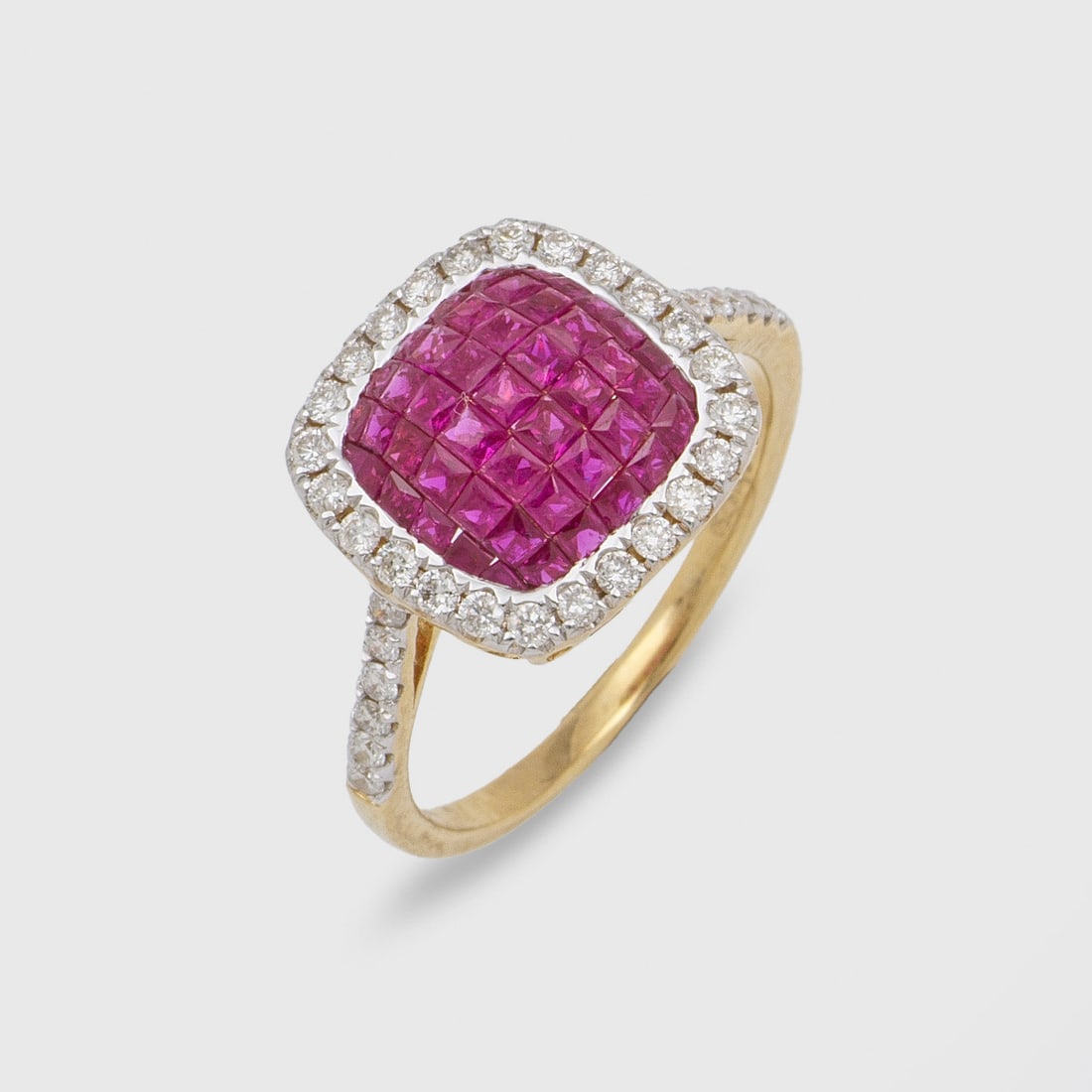 Hochfeiner Rubinring im Stil von Van Cleef & Arpels: Gelbgold, gest. 750. Zentral besetzt mit taubenblutroten Rubin-Carrées von zus. ca. 0,90 ct., entouriert von Brillanten von zus. ca. 0,40 ct. (H/si). Gew. ca. 3,56 g. Ring set with pigeon blood red r