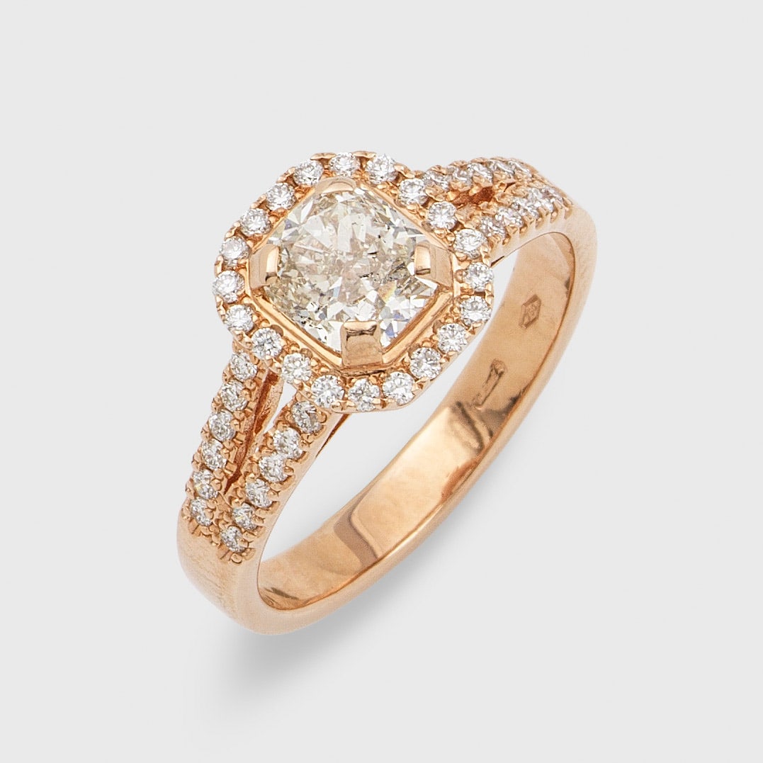 Hochfeiner Diamantsolitär-Ring: Roségold, gest. 750. Zentral besetzt mit Diamanten von ca. 1,10 ct. (H-J/vvs) im Cushioncut, entouriert von Brillanten von zus. ca. 0,50 ct.; Gew. ca. 4,57 g. Ring set with diamonds approx. 1,10 ct. 