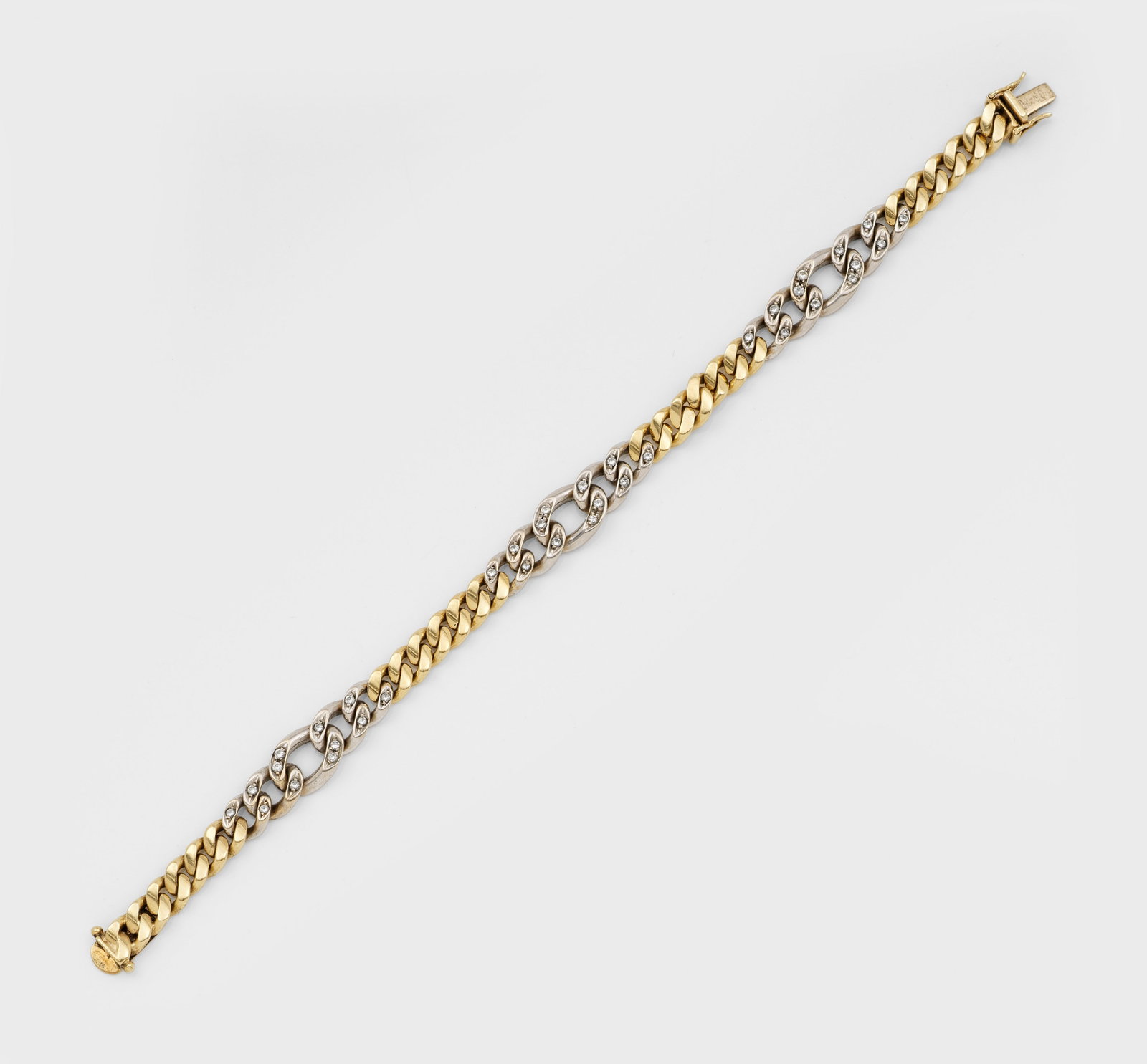 Klassisches Flachpanzer-Brillant-Armband: Gelbgold, gest. 585. Schauseitig besetzt mit Brillanten von zus. ca. 0,30 ct.; Gew. ca. 26,10 g. Bracelet set with diamonds approx. 0,30 ct., in 14 k gold.