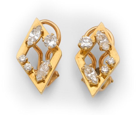 Paar moderne Diamant-Ohrringe: Gelbgold, 18 k. Schauseitig besetzt mit Diamanten von zus. ca. 1,25 ct. im Brillant- und Marquiseschliff. Ges.-Gew. ca. 7,26 g. Pair of earrings set with diamonds approx. 1,25 ct., in 18 k gold.