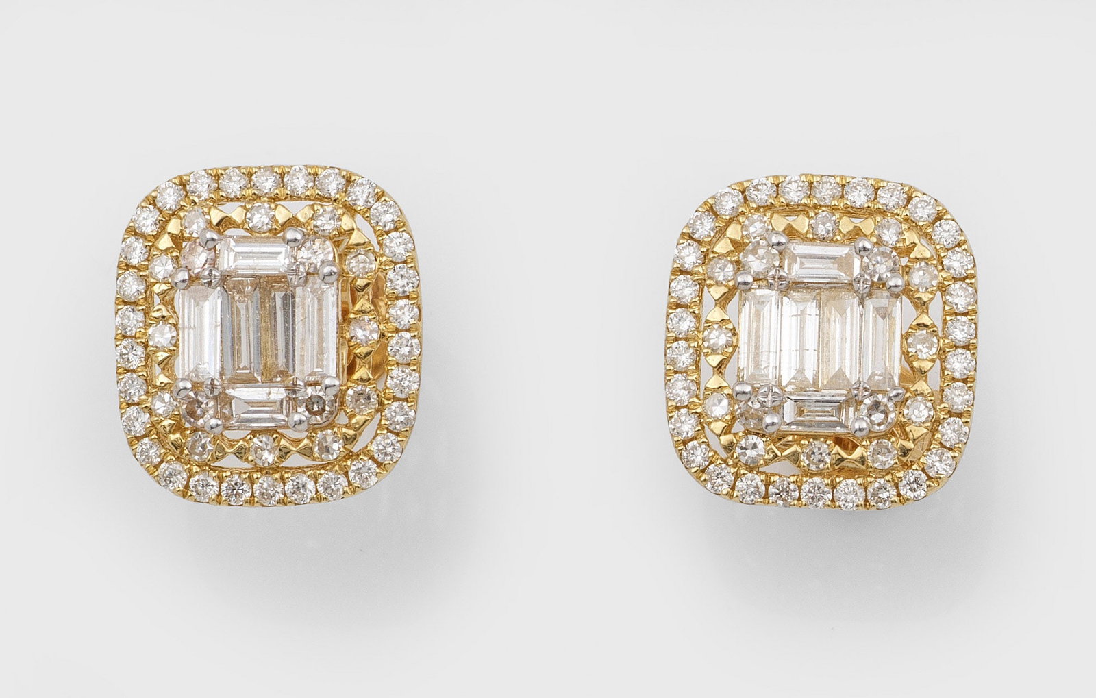Paar elegante Diamant-Ohrringe im Stil von Harry Winston: Gelbgold, gest. 750. Schauseitig besetzt mit Diamantbaguetten und Diamanten von zus. ca. 1,30 ct., (G/vs). Ges.-Gew. ca. 4,12 ct. Pair of earrings set with diamonds approx. 1,30 ct. (G/vs), in 18 k go