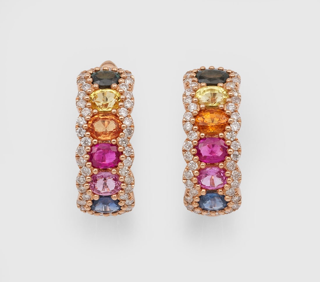 Paar dekorative Saphir-Creolen: Roségold, gest. 585. Schauseitig besetzt mit Saphiren in den Farben Pink, Grün, Orange, Gelb und Blau von zus. ca. 2,58 ct., entouriert von Diamanten von zus. ca. 0,60 ct.; Ges.-Gew. ca. 4,46 g. Pai