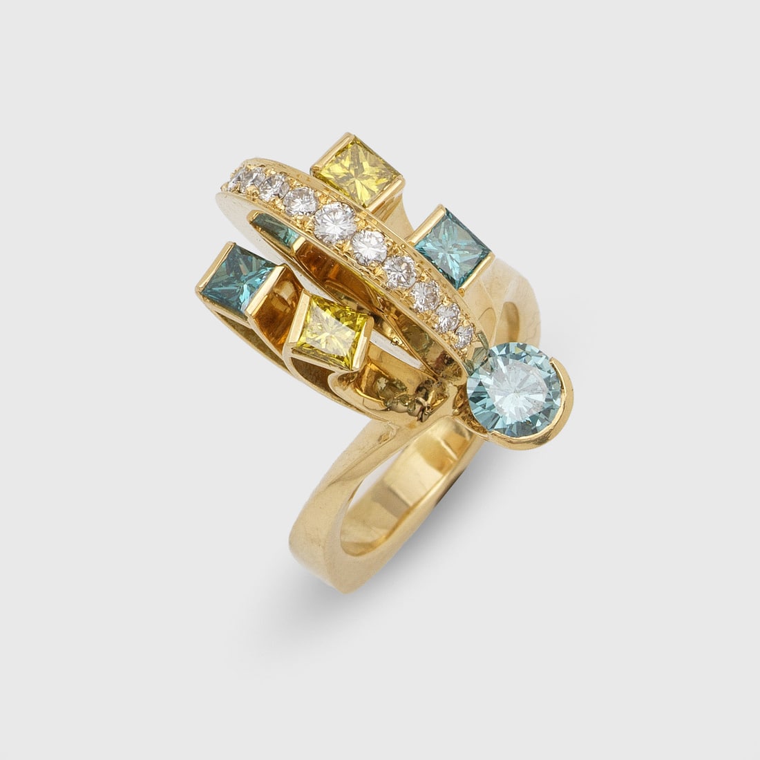 Extravaganter Fancy-Diamantring: Gelbgold, gest. 750. Avangardistisch gestalter Ringkopf, besetzt mit Fancy-Diamanten in den Farben Electric Blue und Vivid Yellow von zus. ca. 1,80 ct., im Princesscut und Brillantschliff sowie Brilla