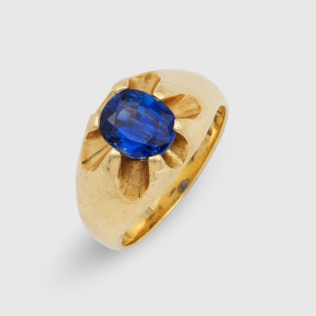 Klassischer Herren-Bandring: Gelbgold, gest. 750. Zentral besetzt mit einem royalblauem Farbstein. Gew. ca. 13,82 g. Gentlemen's ring set with a blue stone, in 18 k gold.