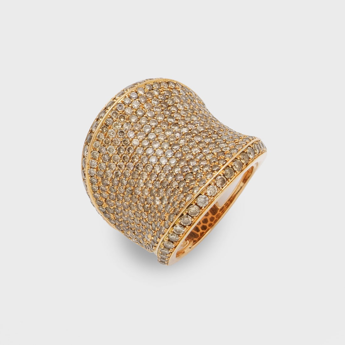 Mondäner Brillant-Cocktailring: Roségold, gest. 18 ct.; Schauseitig besetzt mit Brillanten von zus. ca. 5,00 ct. in Pavéfassung. Gew. ca. 16,12 g. Ring set with diamonds approx. 5,00 ct., in 18 k red gold.