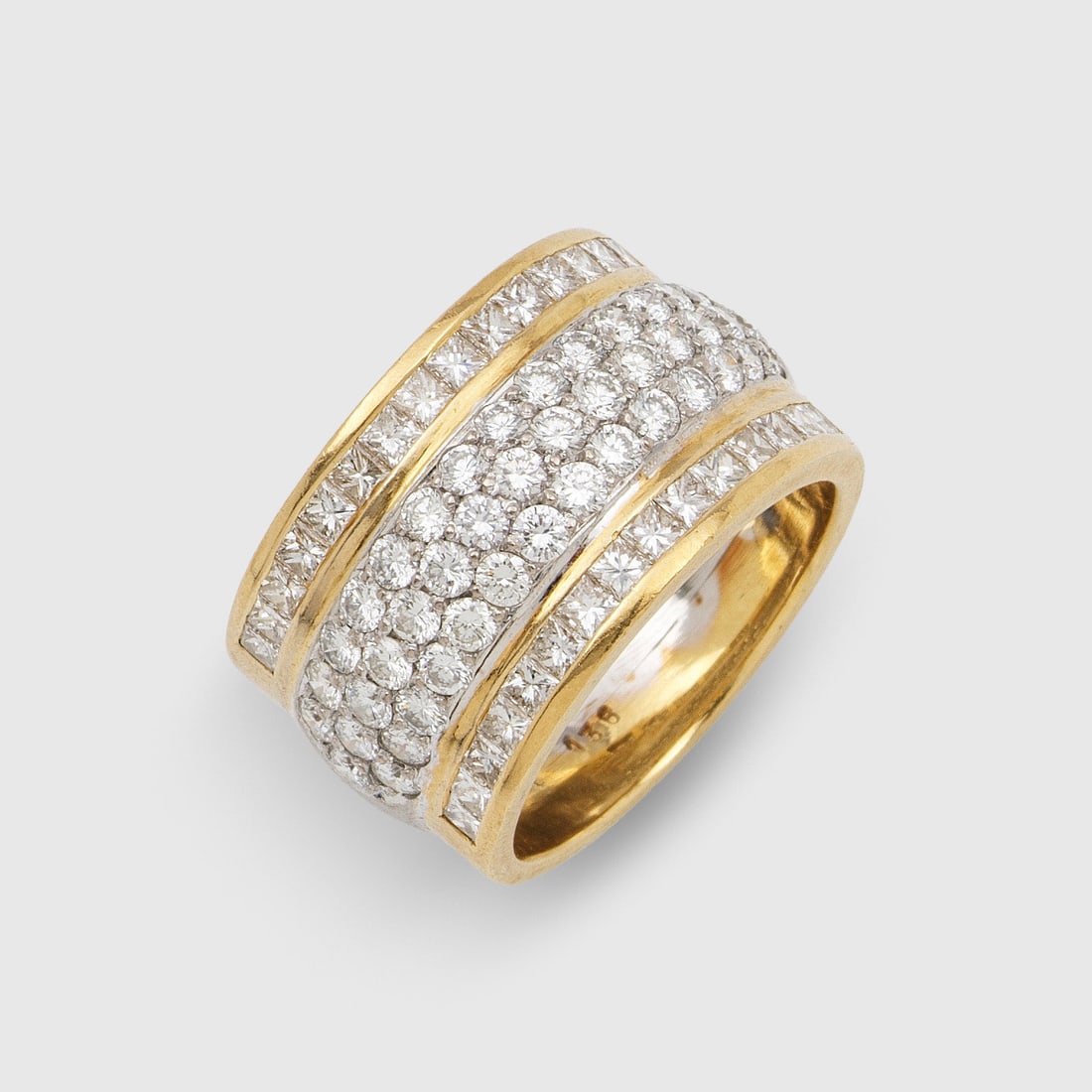Elganter Brillant-Bandring von MAUCK, Hannover: Gelb- und Weißgold, gest. 750. Schauseitig besetzt mit Brillanten von zus. ca. 2,47 ct. (F-G/vsi), in Pavéfassung. Gew. ca. 11,70 g. Beiliegend Expertise von 1996 DM 13.860,-. Ring by Mauck set with