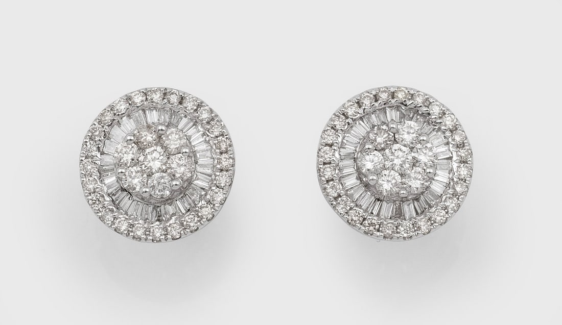 Paar elegante Diamant-Ohrringe: Weißgold, gest. 750. Schauseitig besetzt mit Diamant-Trapezen und Brillanten von zus. ca. 0,63 ct. (H/vs). Ges.-Gew. ca. 2,86 g. Pair of earrings set with diamonds approx. 0,63 ct. (H/vs), in 18 k wh