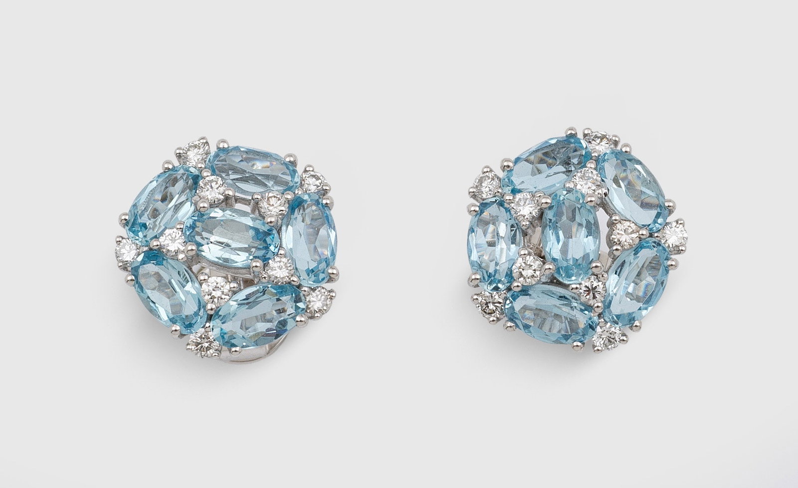 Paar feine Aquamarin-Ohrringe: Weißgold, gest. 14 ct.; Schauseitig besetzt mit himmelblauen Aquamarinen von zus. ca. 2,50 ct., akzentuiert durch Brillanten von zus. ca. 0,30 ct. (F/vvs). Ges.-Gew. ca. 3,24 g. Pair of earrings set 